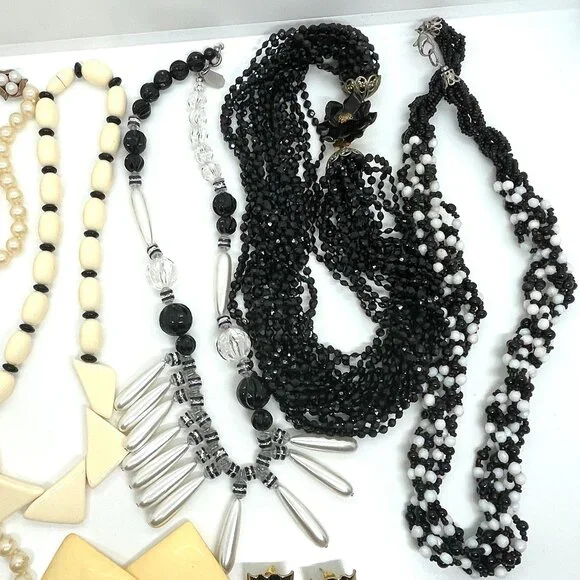 VINTAGE MODERN JEWELRY LOT BLACK WHITE NECKLACES EARRINGS BANGLE CURATED - Picture 6 of 13